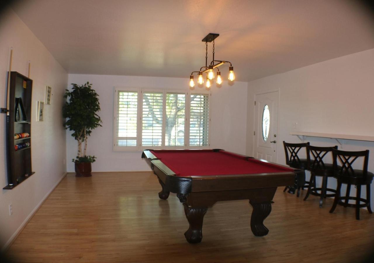 Escape With Heated Pool, Billiards & Firepit Fun Holiday home *