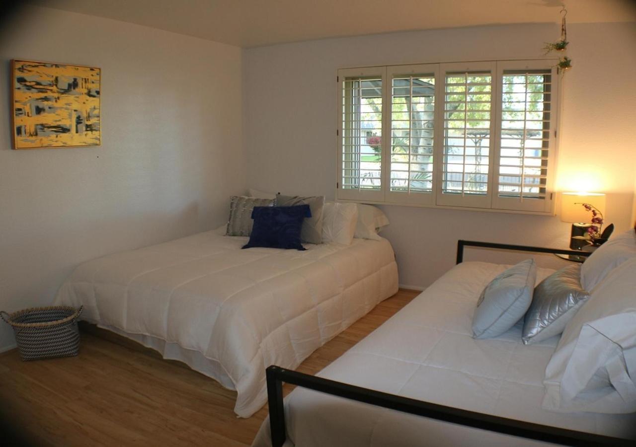 Escape With Heated Pool, Billiards & Firepit Fun Holiday home Tempe